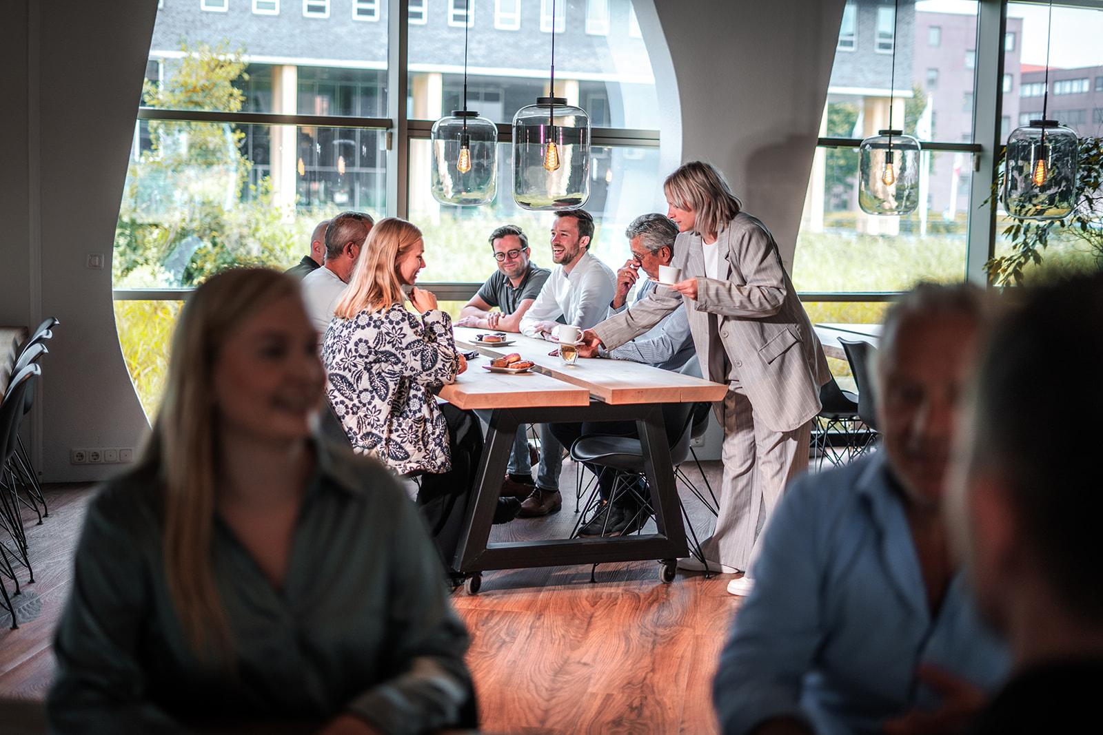 In de brasserie wordt een groep voorzien van heerlijke koffie, thee met een ruim assortiment aan koeken.