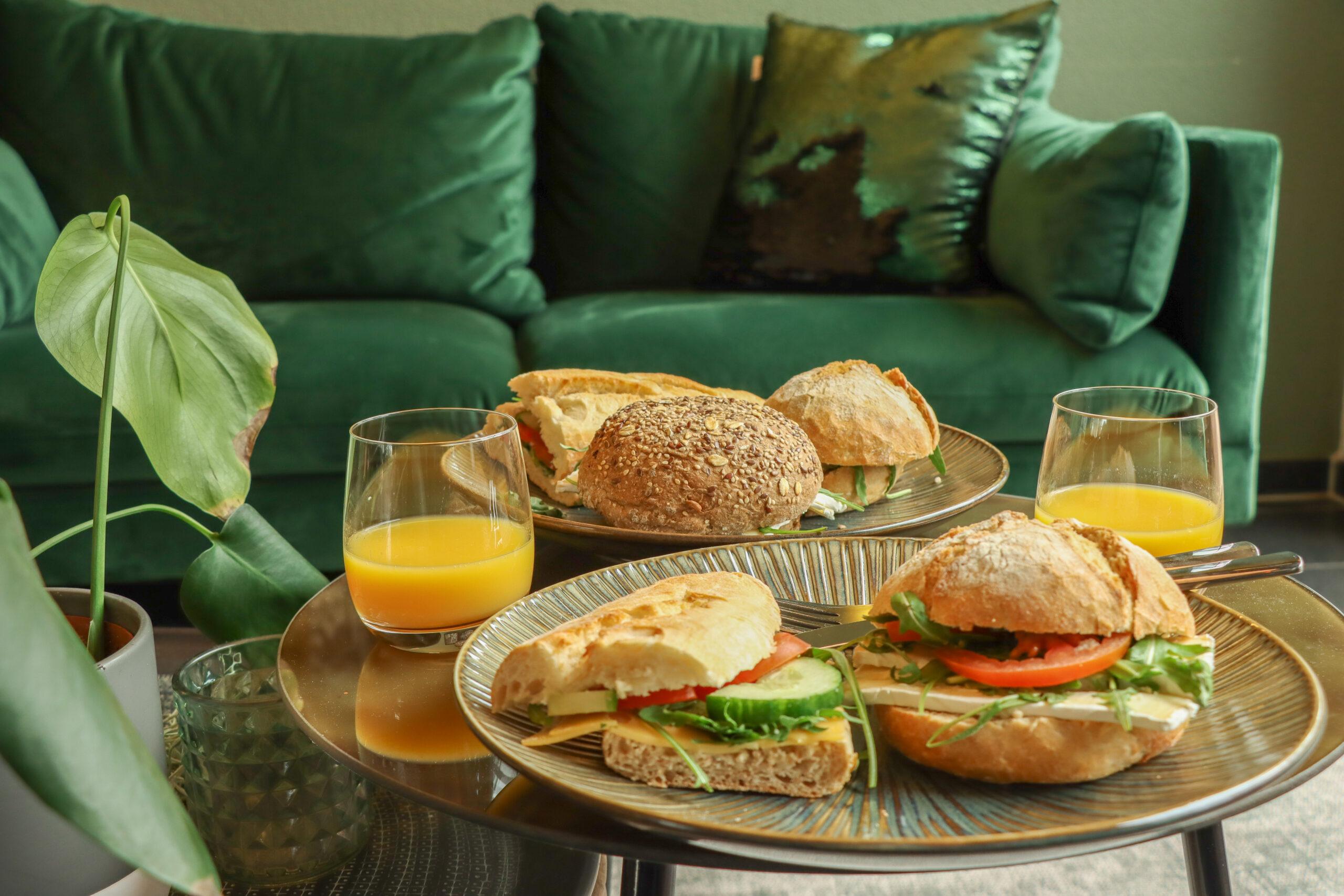 Lekker broodjes met sinaasappelsap als lunch